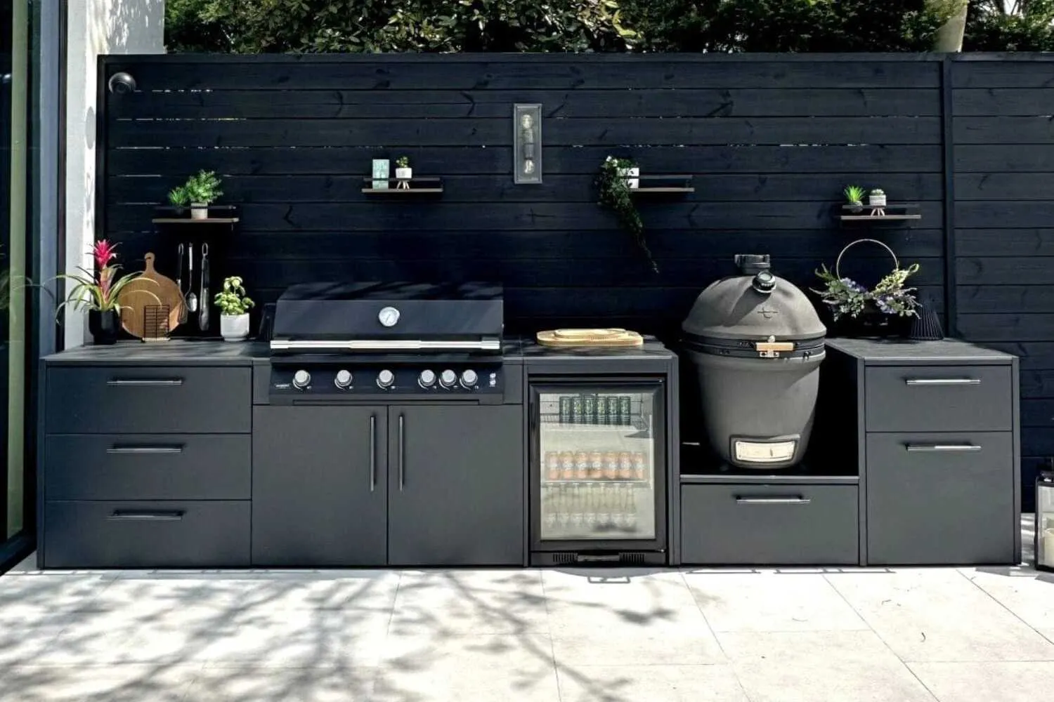 Composition Brabura en ligne le long d'une palissade : tiroirs, barbecue gaz, réfrigérateur, kamado