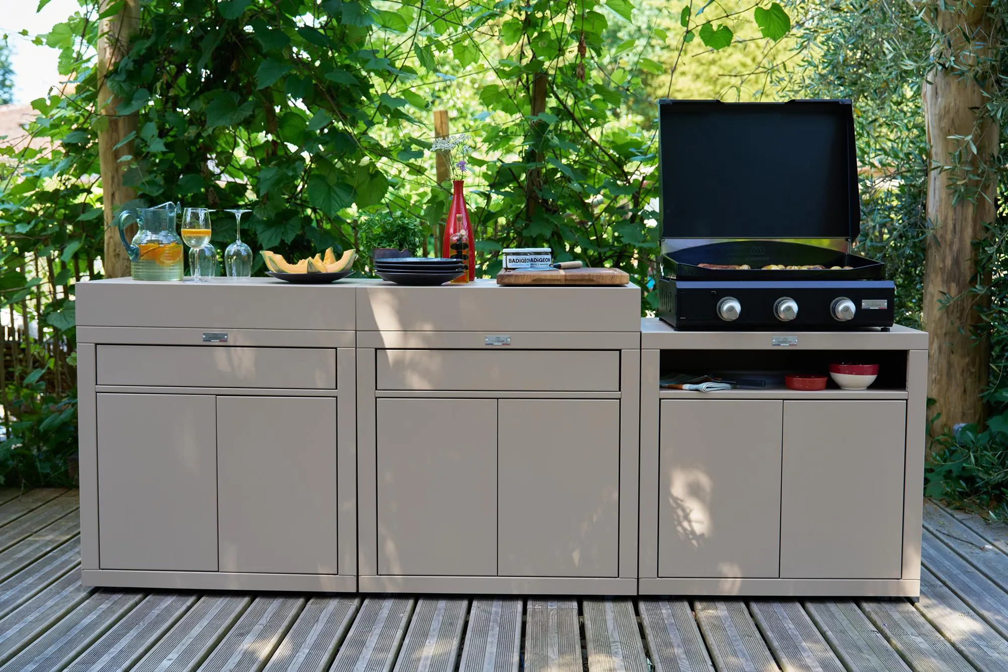 La même composition Le Marquier en coloris taupe, sur une terrasse en bois