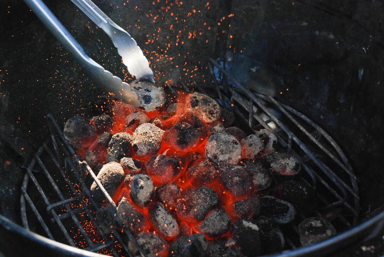 Braises de charbon de bois incandescentes dans un barbecue
